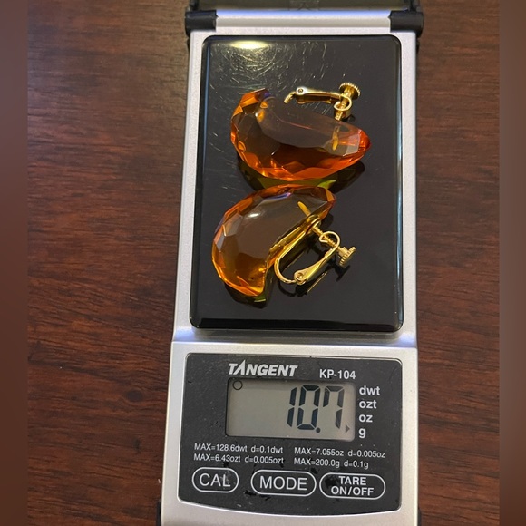 Faceted honey amber lucite gold tone clip on earrings - Picture 10 of 10